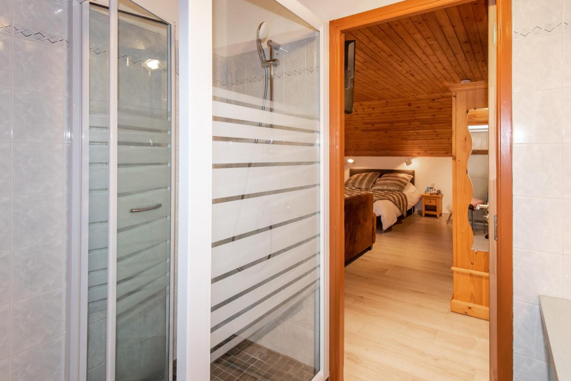 "La Combe Fleurie" Appartements & Chambres Saint-Bonnet-en-Champsaur Room photo
